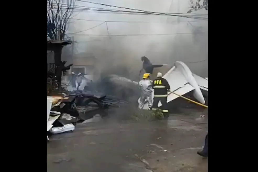 Bomberos trabajan en el lugar del impacto. CAPTURA DE VIDEO