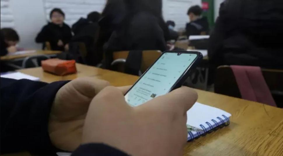 Celulares en las aulas: Tucumán, ante el desafío de equilibrar tecnología y educación