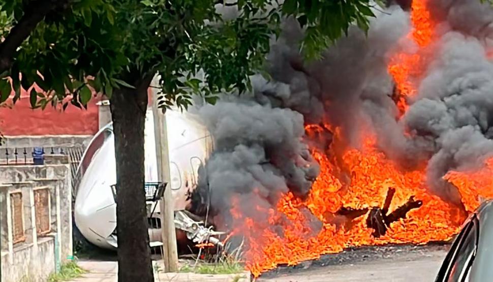 EL SINIESTRO. Los vecinos filmaron el avión cuando se incendiaba. foto de infobae.com