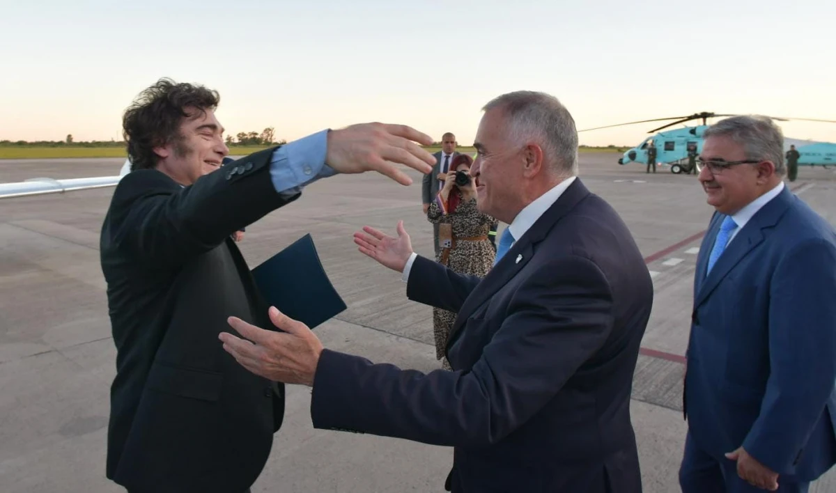 RECIÉN LLEGADO A TUCUMÁN. Jaldo recibió a Milei en el Aeropuerto Benjamín Matienzo.