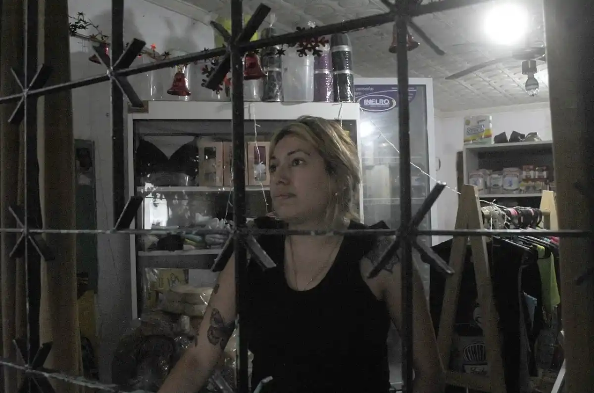 VIVIÓ DE CERCA EL DOLOR. Spassof atiende en un drugstore y dijo que vio menos hinchas, tras la eliminación en Rosario.