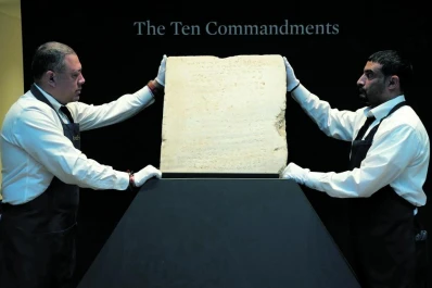 Subastaron la tabla de los 10 Mandamientos más antigua