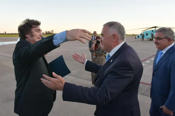 Osvaldo Jaldo recibió a Javier Milei en el aeropuerto