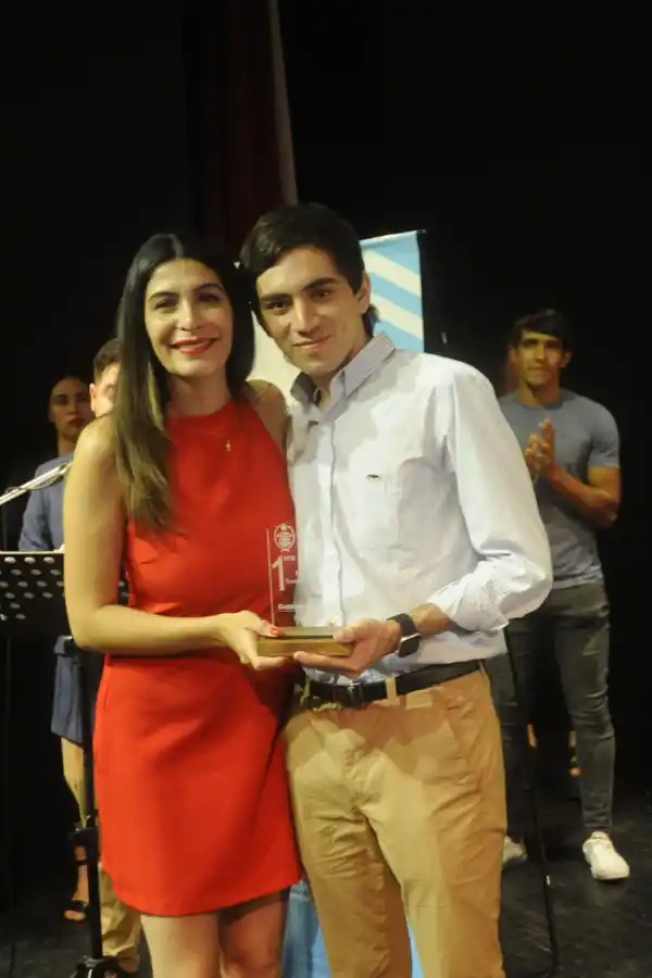 JÓVEN DESTACADO 2024. Nicolás Gautero junto a Melina Morghenstein, Directora de la Secretaría de Estado de Juventud./LA GACETA