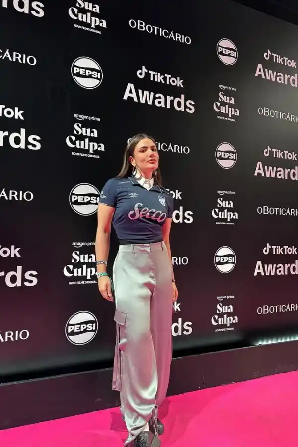 ¡Qué look! En Brasil una influencer fue a la gala de una entrega de premios luciendo una camiseta de Atlético Tucumán