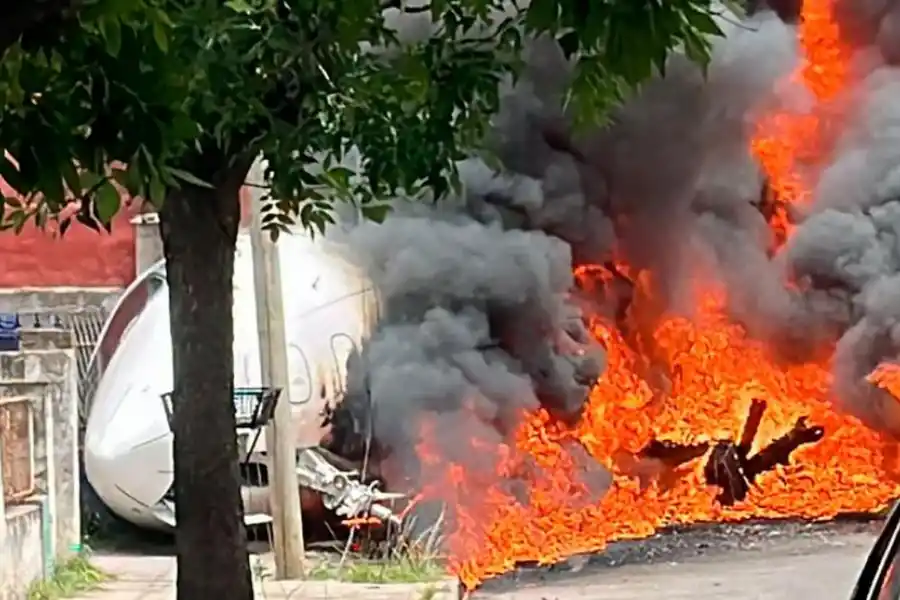 EL SINIESTRO. Los vecinos filmaron el avión cuando se incendiaba. foto de infobae.com
