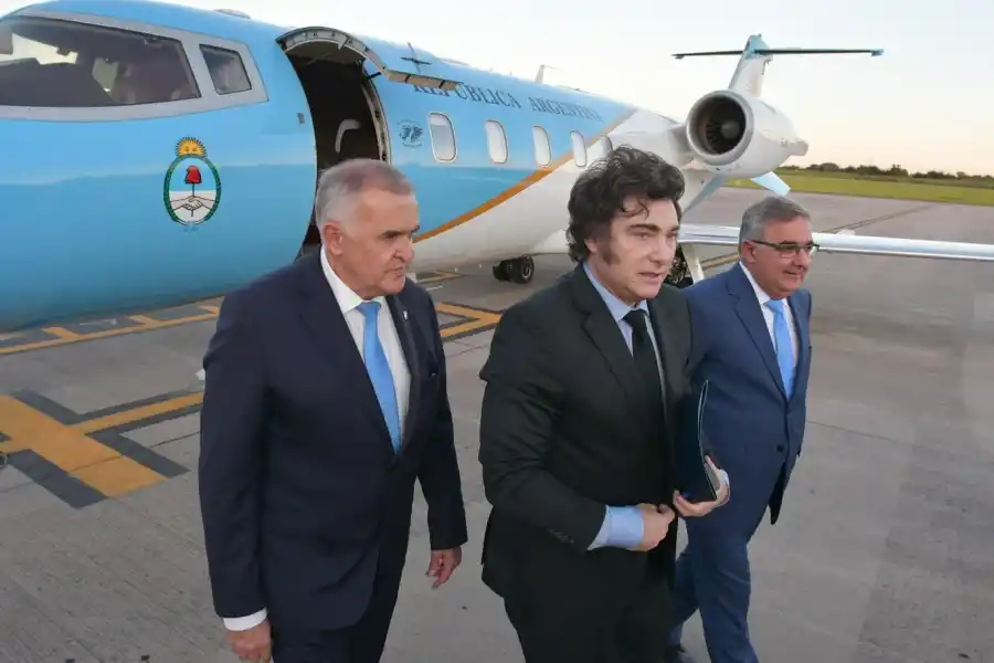 Osvaldo Jaldo recibió a Javier Milei en el aeropuerto