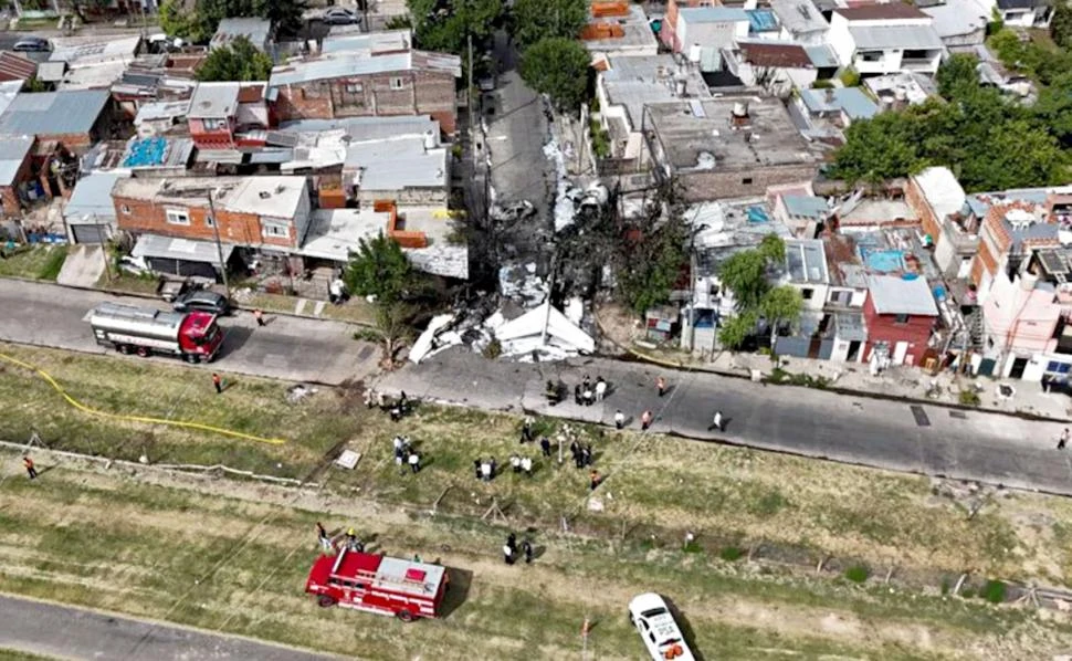 EN EL BARRIO. La aeronave quedó junto a las casas en una calle lindera al aeropúerto de San Fernando. foto de infobae.com