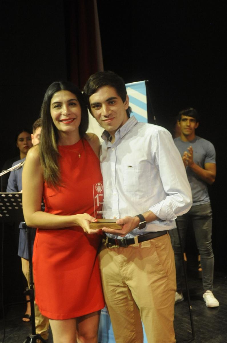 JÓVEN DESTACADO 2024. Nicolás Gautero junto a Melina Morghenstein, Directora de la Secretaría de Estado de Juventud./LA GACETA