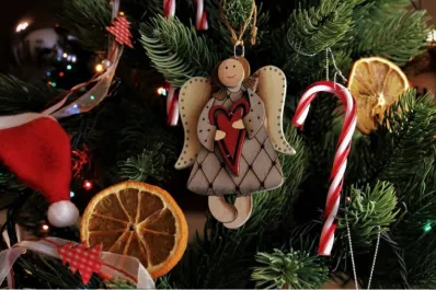 El adorno que debe estar en tu árbol de Navidad para atraer abundancia y riqueza