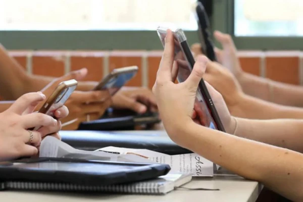 Los celulares se restringirán en las aulas tucumanas a partir de 2025