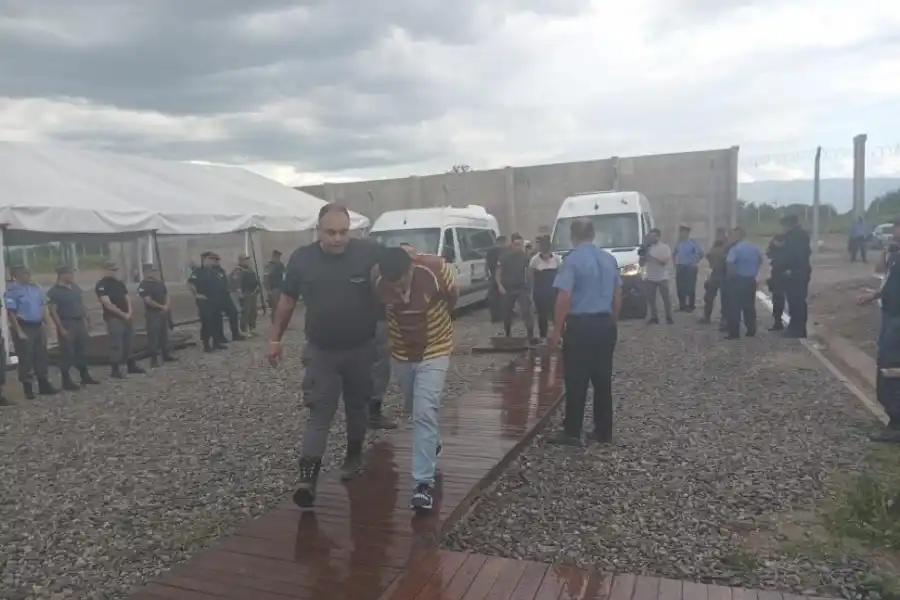 EN PLENA TAREA. Los traslados de detenidos condenados de comisarías continuará desarrollándose en los próximos días.