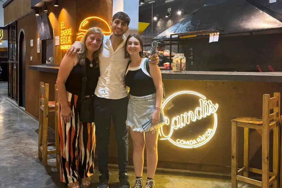 ESPÍRITU EMPRENDEDOR EN ALZA. Francisco Cambera, con su hamburguesería Camdis ubicada en el Mercado de Tafí Viejo. / CORTESÍA FRANCISCO CAMBERA