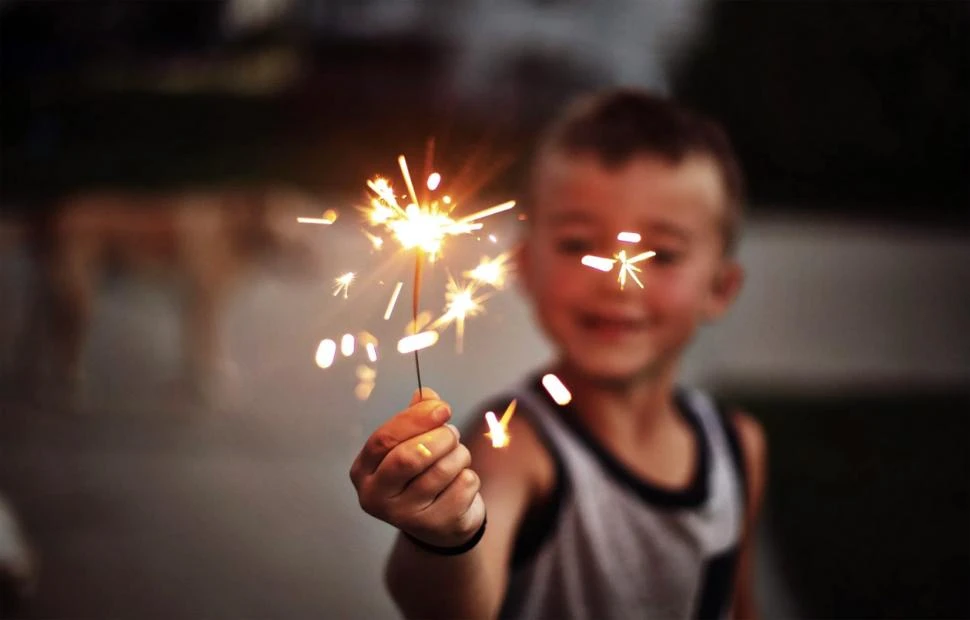 PELIGRO. Niños y fuegos artificiales.