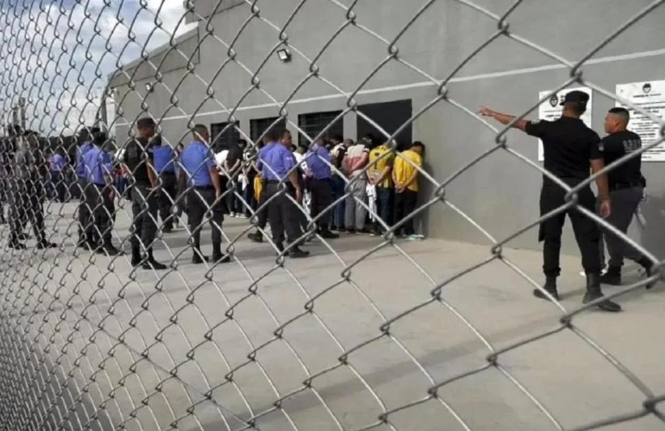 LA BIENVENIDA AL PENAL. Antes de ingresar a uno de los dos pabellones del penal de Benjamín Paz, los detenidos fueron requisados por los guardiacárceles.