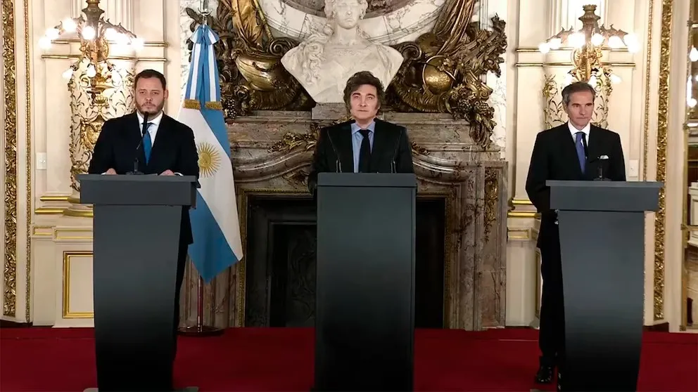 ANUNCIO DEL PLAN NUCLEAR. Javier Milei, junto al Jefe del Consejo de Asesores, Demian Reidel, y al Director General del Organismo Internacional de Energía Atómica (OIEA), Rafael Grossi.