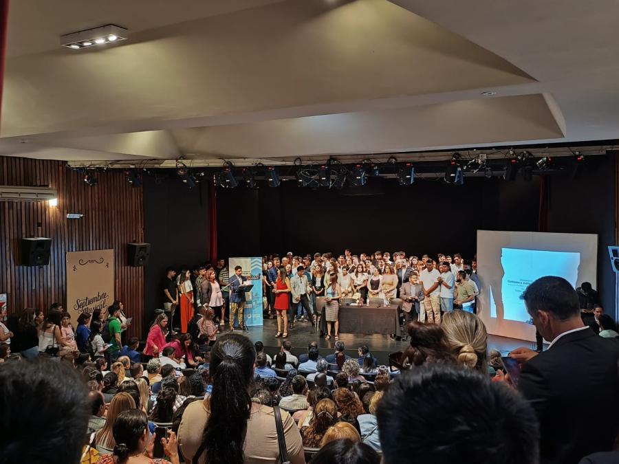 OTRA PERSPECTIVA. Desde lo más alto de la sala Orestes Caviglia se observa la gran convocatoria que tuvo el acto de homenaje a los jóvenes destacados de Tucumán./SECRETARÍA DE ESTADO DE LA JUVENTUD