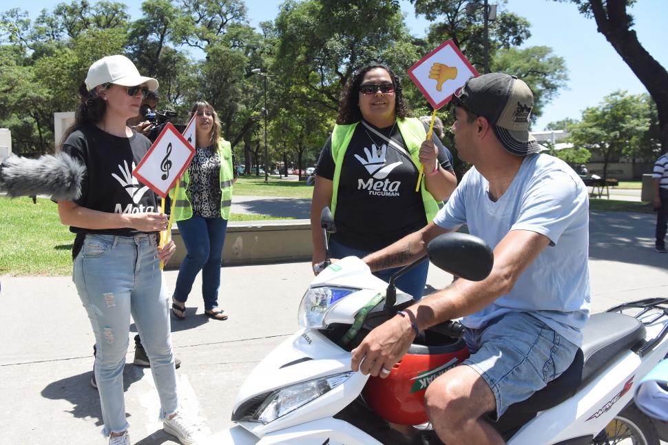 DOS OPCIONES. Los carteles invitaban a cumplir la prenda o pagar la multa a quienes circulaban sin usar casco. la gaceta / fotos de analía jaramillo