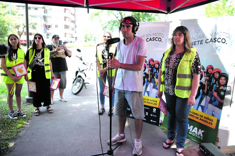 EN INFRACCIÓN. El conductor espera para empezar a cantar el jingle.