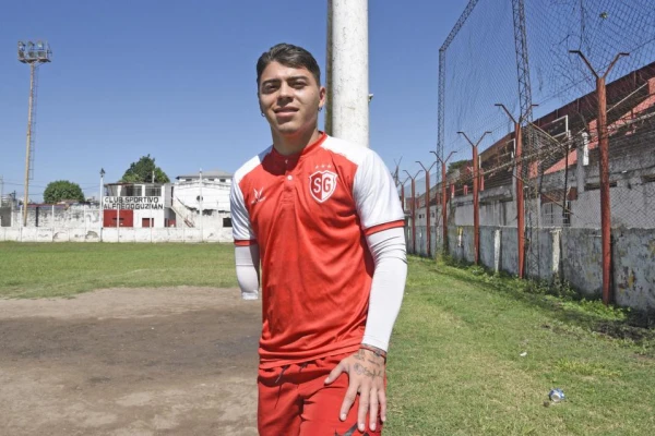 Nació sin un brazo, superó la adversidad y hoy se luce en Sportivo Guzmán