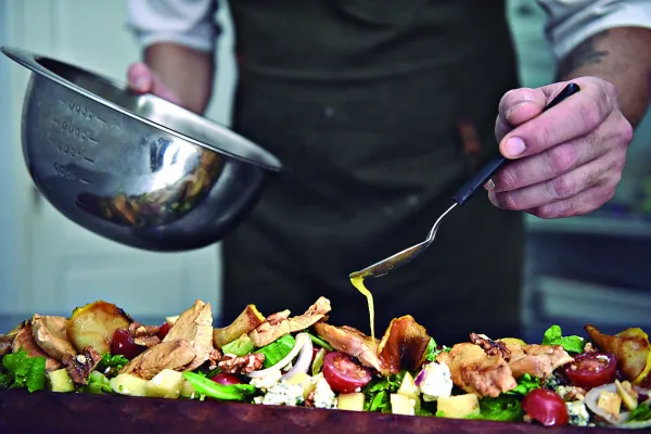 En copa o hasta sobre una ensalada: viejas y nuevas formas de consumir sidra