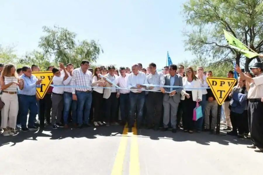 ACTO PROTOCOLAR. El gobernador Jaldo y el vice Acevedo dejaron habilitada esta etapa de la ruta 307.