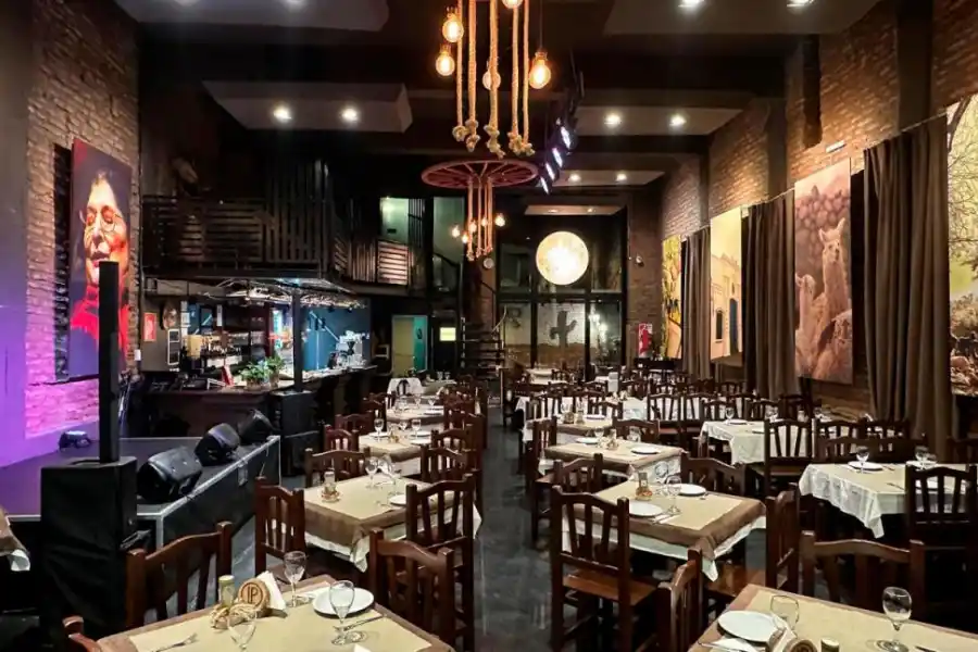 ESCENARIO. En el local de Laprida al 100 tocan artistas tucumanos emergentes y consagrados.