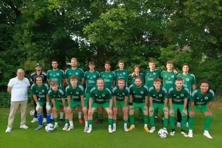 CON SUS COMPAÑEROS. Apenas llegó a Alemania, el joven buscó un club para seguir disfrutando de su gran pasión.