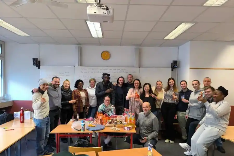 EN LA ESCUELA DE ALEMÁN. Erick Fraszczak asiste a una escuela estatal para aprender el idioma del país germánico.