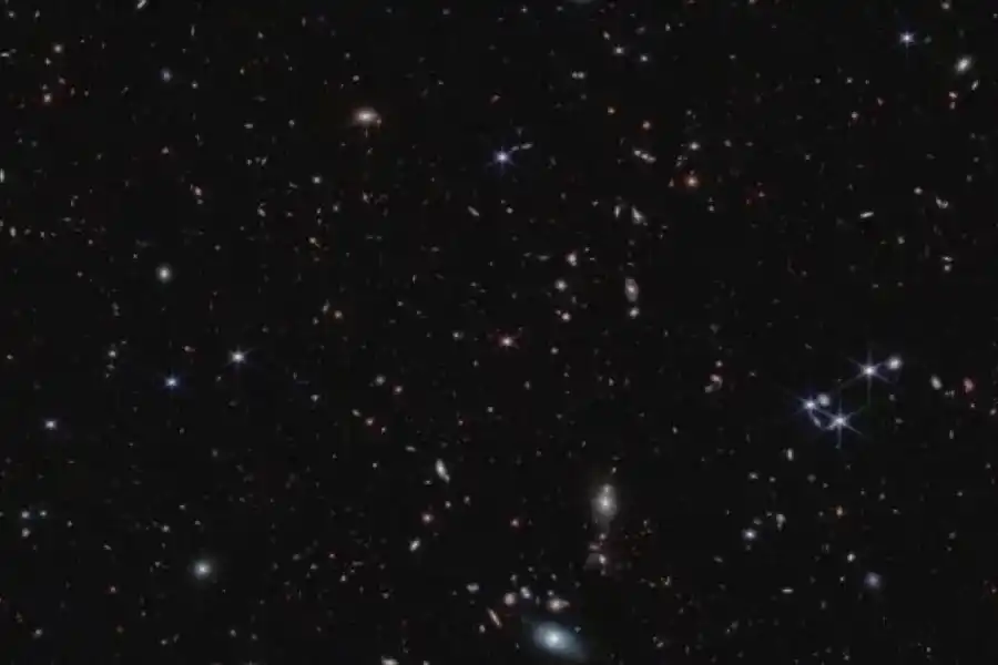 Más de 20.000 galaxias aparecen en esta imagen del telescopio espacial James Webb. Crédito: NASA / ESA / CSA