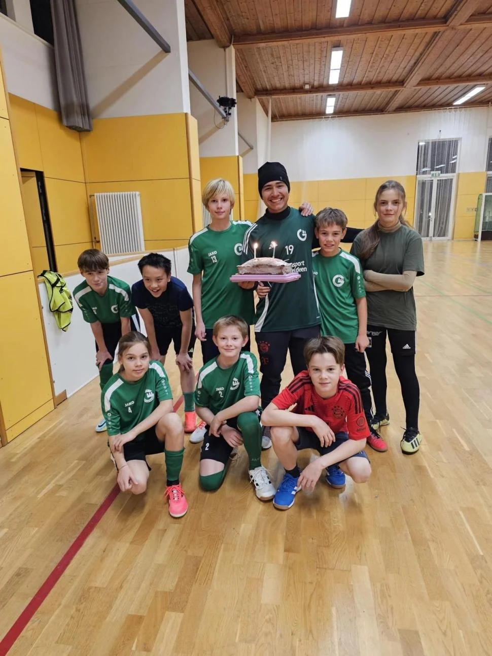 JUNTO A SUS ALUMNOS. Fraszczak es profesor de las categorías Sub-11 y Sub-12 de TSV Grünwald, de Múnich; “Por mes, me pagan 100 euros a modo de incentivo porque no es un trabajo formal”, contó.