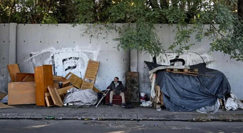 DIFÍCIL BARRERA. Según los datos de la UCA, la pobreza estructural afecta al 33% de la población del país. afp