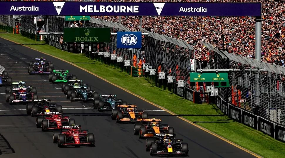 TODO PASA, TODO SE RENUEVA. Una imagen de una largada de un Gran Premio durante la temporada 2024. Con vistas a lo que sucederá el año próximo, en los que vayan a venir (serán 24 las competencias) habrá cambios notorios, no solamente en la conformación de los equipos, sino también en el cambio de estética de los coches f1