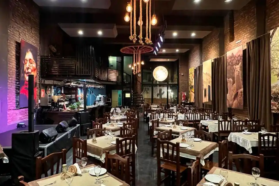 ESCENARIO. En el local de Laprida al 100 tocan artistas tucumanos emergentes y consagrados.