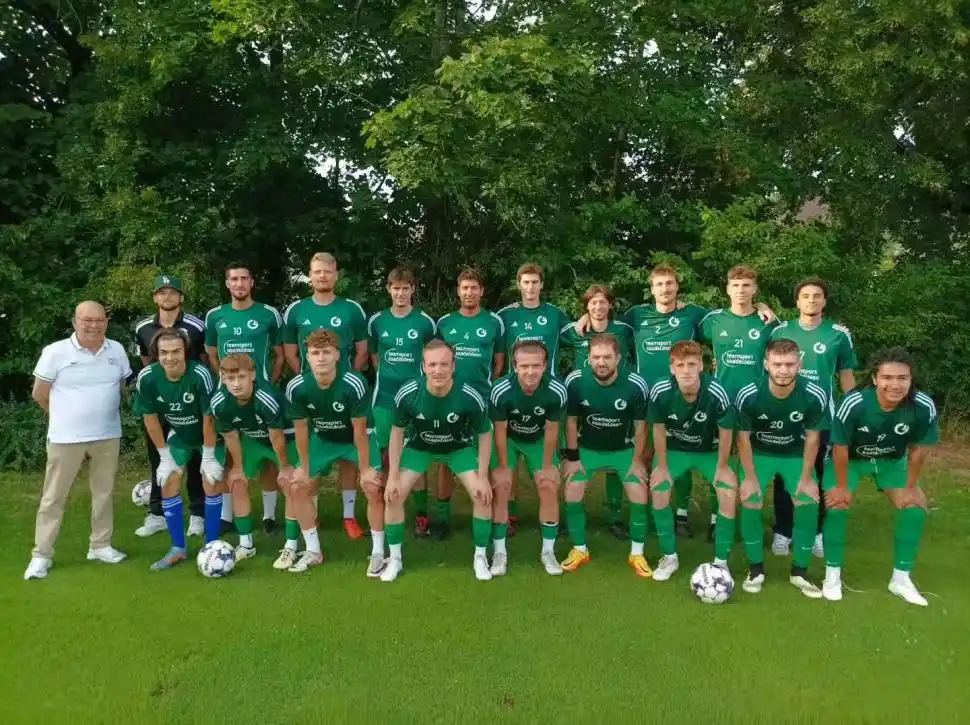 CON SUS COMPAÑEROS. Apenas llegó a Alemania, el joven buscó un club para seguir disfrutando de su gran pasión.