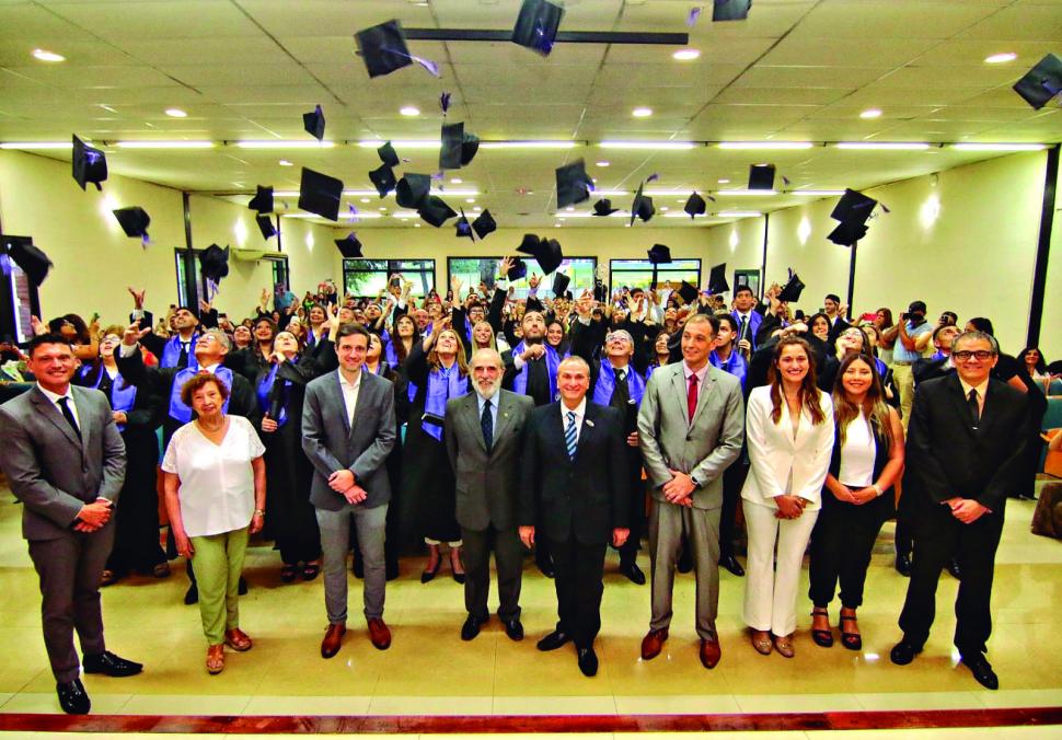 UNA TRADICIÓN EN LA USP-T: a la cuenta de tres y para celebrar que tienen en sus manos sus títulos los alumnos arrojan susbirretes al aire.