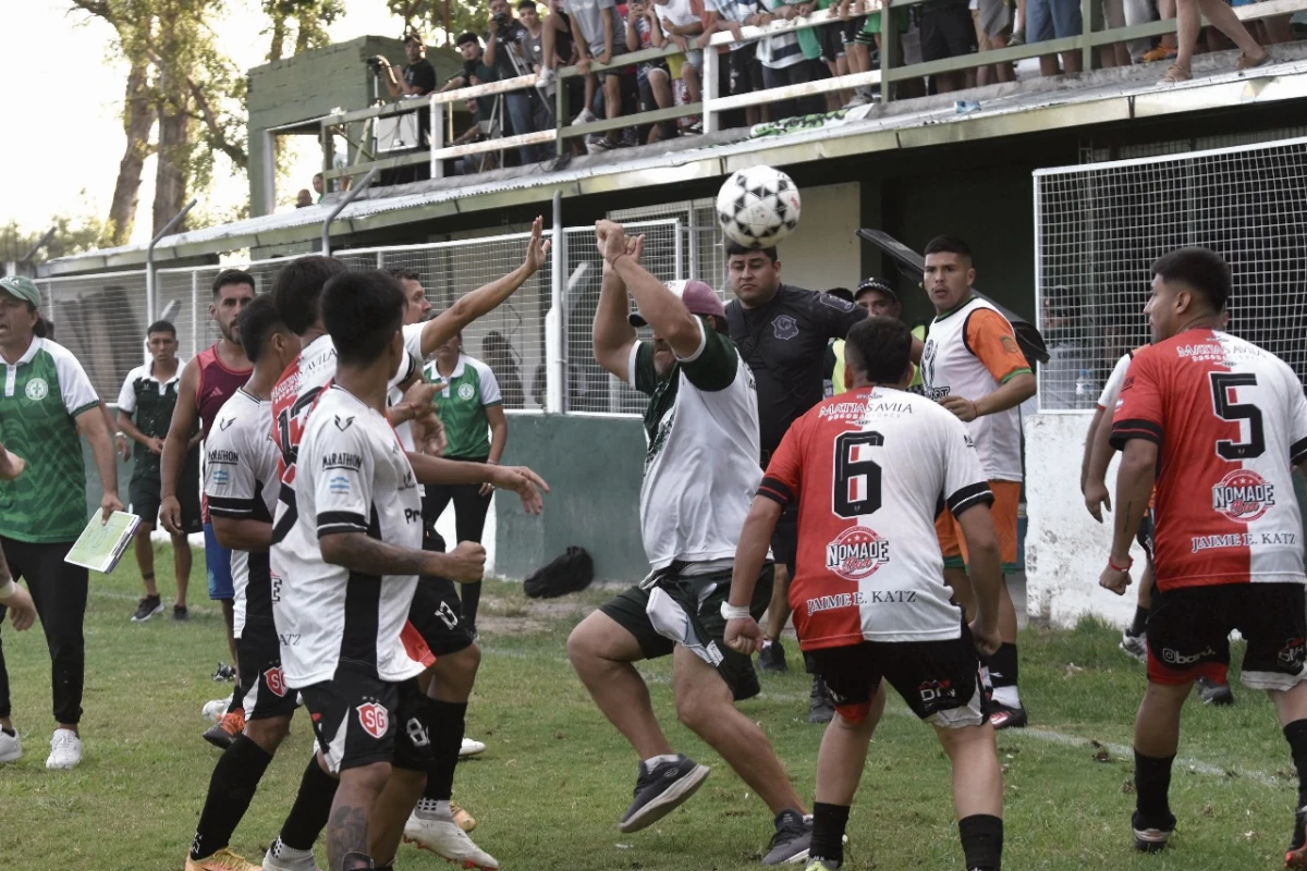 AGRESIONES FÍSICAS. Tras el pitazo final, los jugadores de Graneros y Sportivo Guzmán se enfrentaron en distintos focos a lo largo de la cancha.