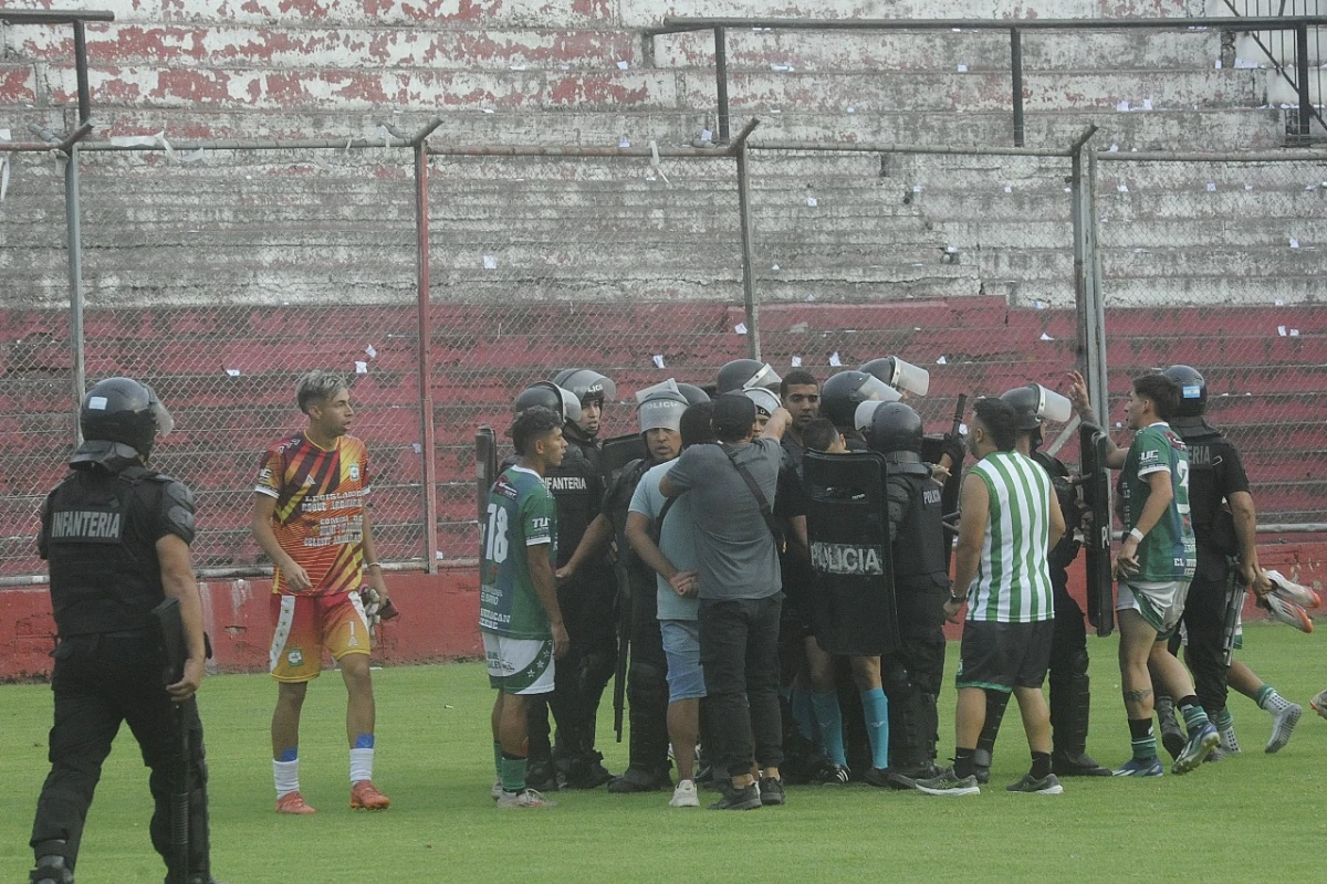 CON MUCHAS DUDAS. Jorge Newbery venció 3-2 a San Fernando. El partido estuvo repleto de polémicas.