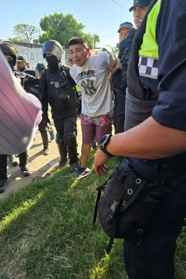 BÚSQUEDA DEL CÓMPLICE. La policía recorrió los matorrales cercanos.