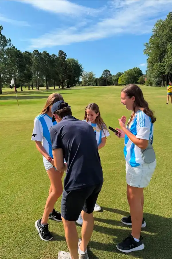 BUENA ONDA. Colapinto firmó autógrafos a los fanáticos que se acercaron a saludarlo en el Tortugas Country Club, de Pilar.