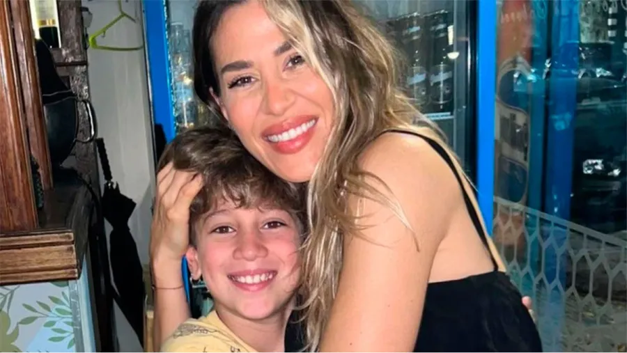 Jimena Barón junto a Momo, su primer hijo