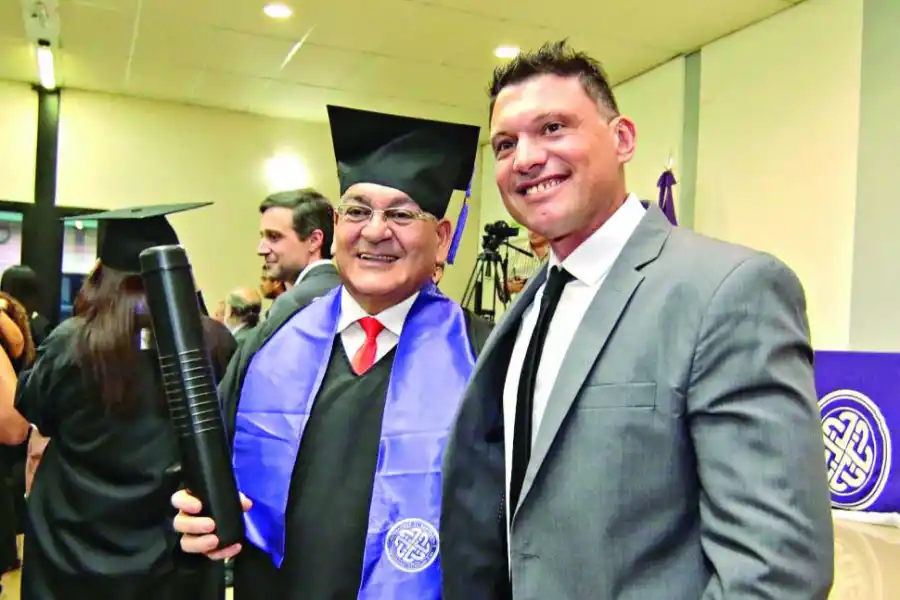 Ell egresado José Fanari y el profesor Federico Egloff.