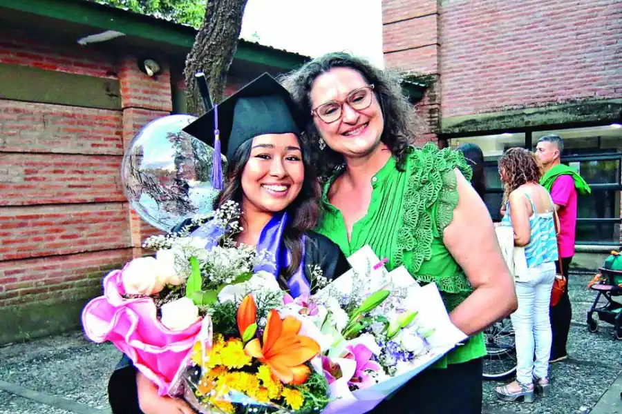 Eliana Elisa Pacheco Jiménez (Nueva Lic. en Diseño Textil) y la profesora Mariel Colacioppo.