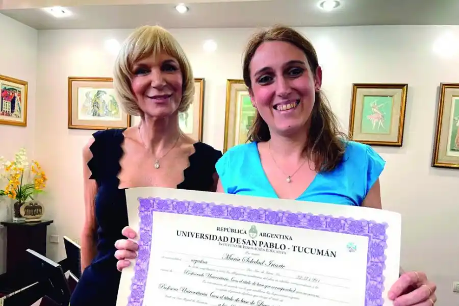 La fundadora de la Universidad de San Pablo-T, Dra Catalina Lonac, y la egresada Mg. Soledad Iriarte.