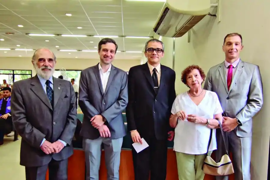 El Dr. Horacio Deza, el Lic. José María Simón, Sergio Lizárraga, Dra. Marta Valverde y el Vicerrector de la USPT Arq. Matías Röhmer.