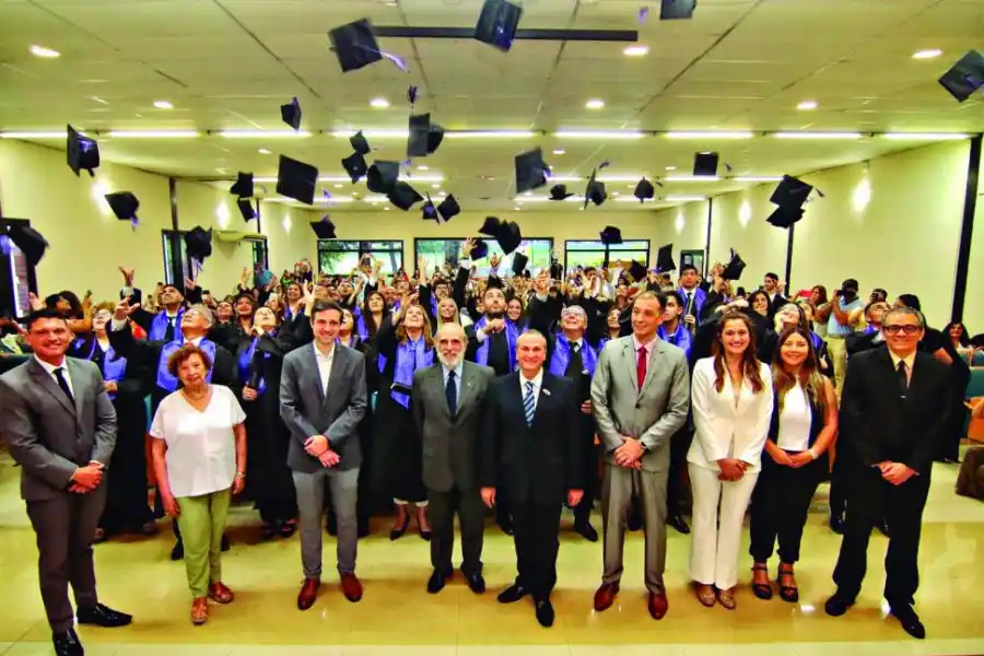 UNA TRADICIÓN EN LA USP-T: a la cuenta de tres y para celebrar que tienen en sus manos sus títulos los alumnos arrojan susbirretes al aire.