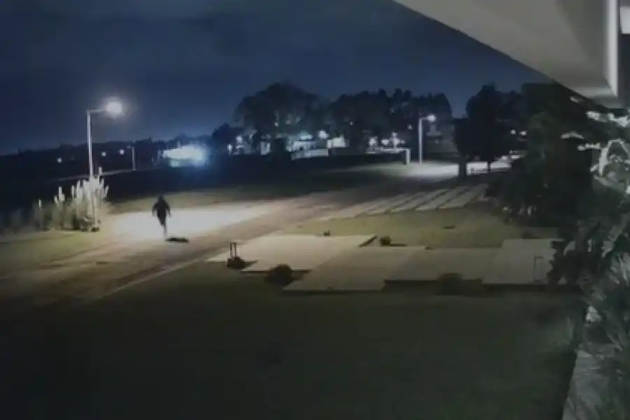 EL PREDIO. Los ladrones habían entrado rompiendo la tela que separa el barrio de un country vecino, que tenía agencia trucha de seguridad.