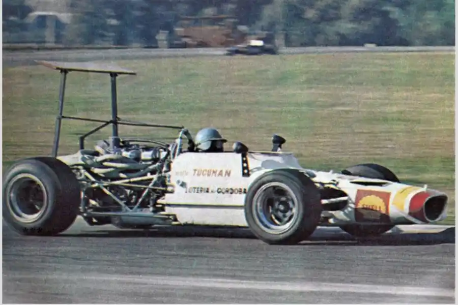 CAMPEÓN. Estefano es capturado mientras llega a la meta en el año 1969.