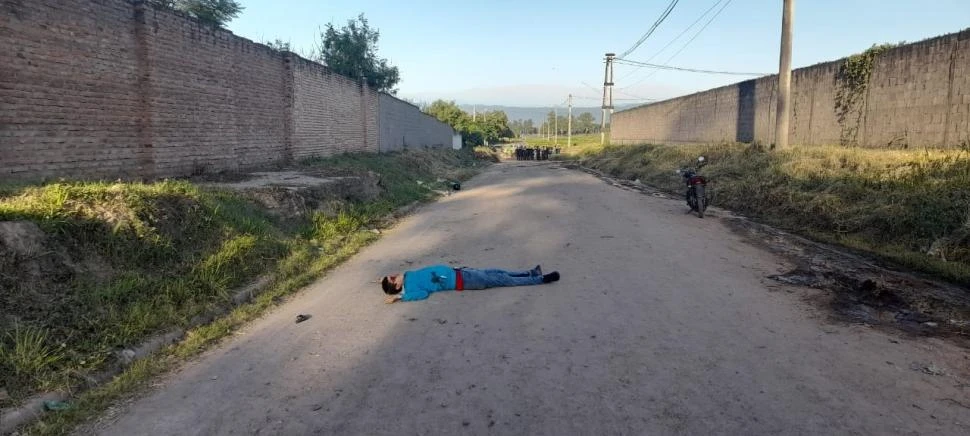 ABATIDO. Tras el enfrentamiento, quedó en medio de la calle Jeovani Andrés Orqueda. Tenía una tobillera, ya que cumplía libertad condicional.