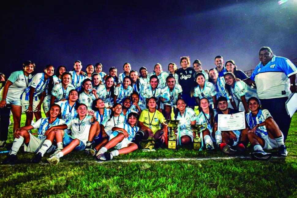 TRICAMPEONAS. El plantel de primera y reserva de Atlético posan luego de quedarse con el Torneo Clausura femenino.